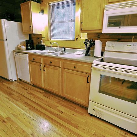 The Cabins At Pine Haven - Beckley Beaver Экстерьер фото