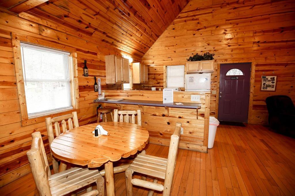 The Cabins At Pine Haven - Beckley Beaver Экстерьер фото