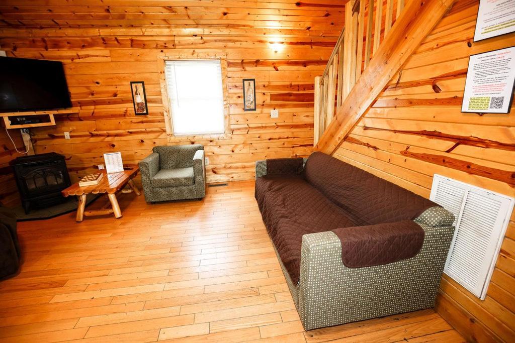 The Cabins At Pine Haven - Beckley Beaver Экстерьер фото