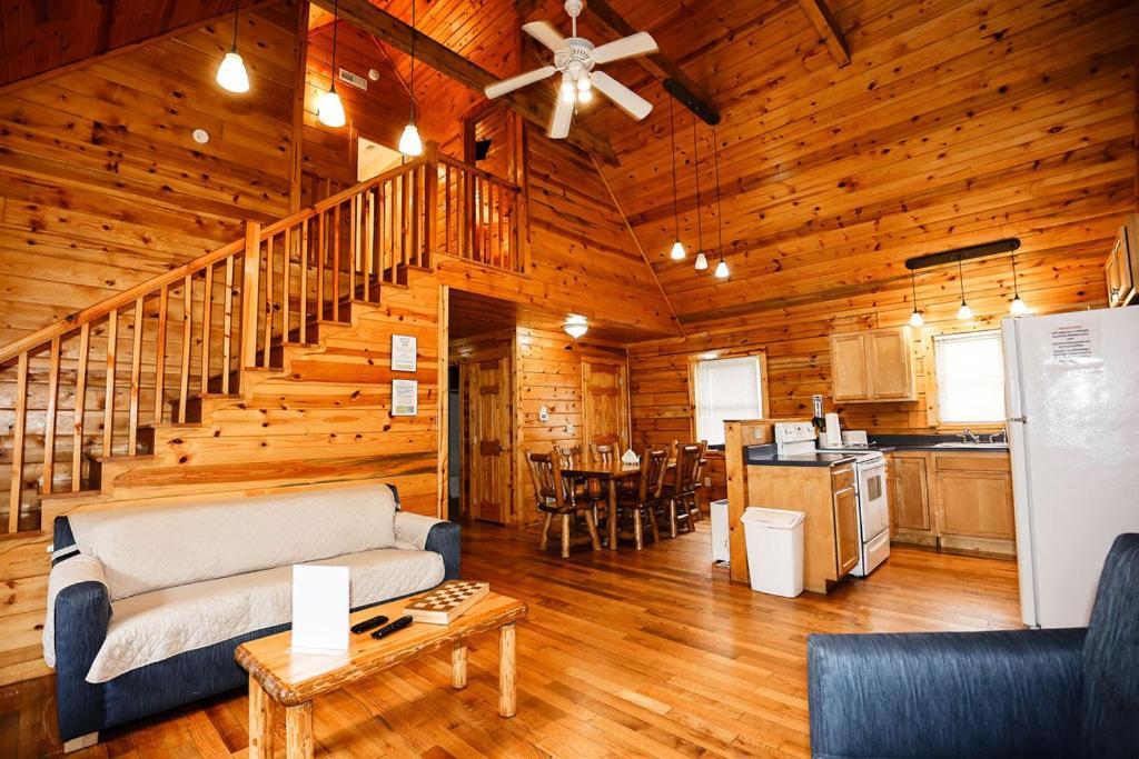 The Cabins At Pine Haven - Beckley Beaver Экстерьер фото