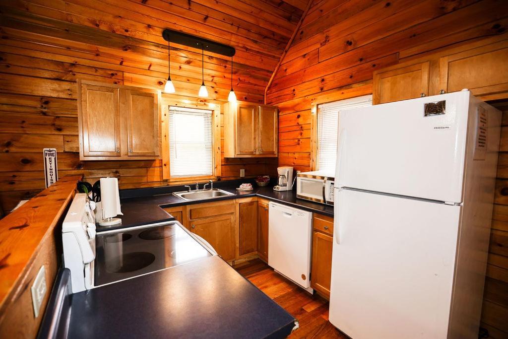 The Cabins At Pine Haven - Beckley Beaver Экстерьер фото