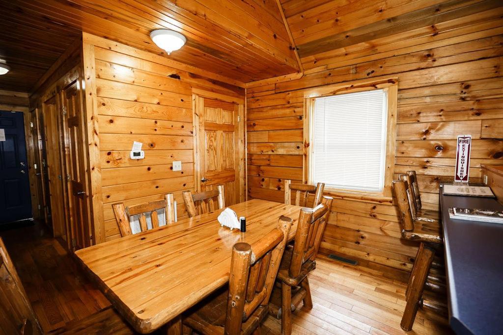 The Cabins At Pine Haven - Beckley Beaver Экстерьер фото